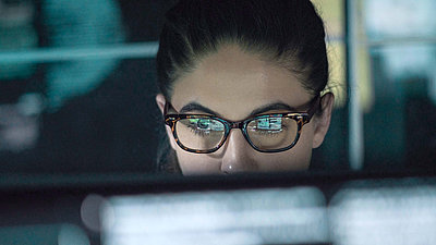 Next-Generation Deep Packet Inspection in LANCOM R&S®Unified Firewalls Woman in front of display